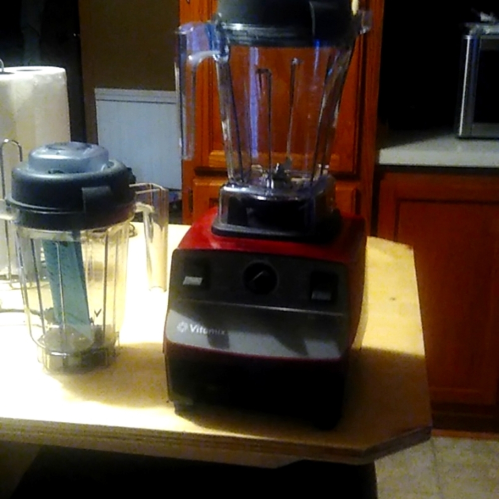 Vitamix large smoothie and shake blender with two large pitchers